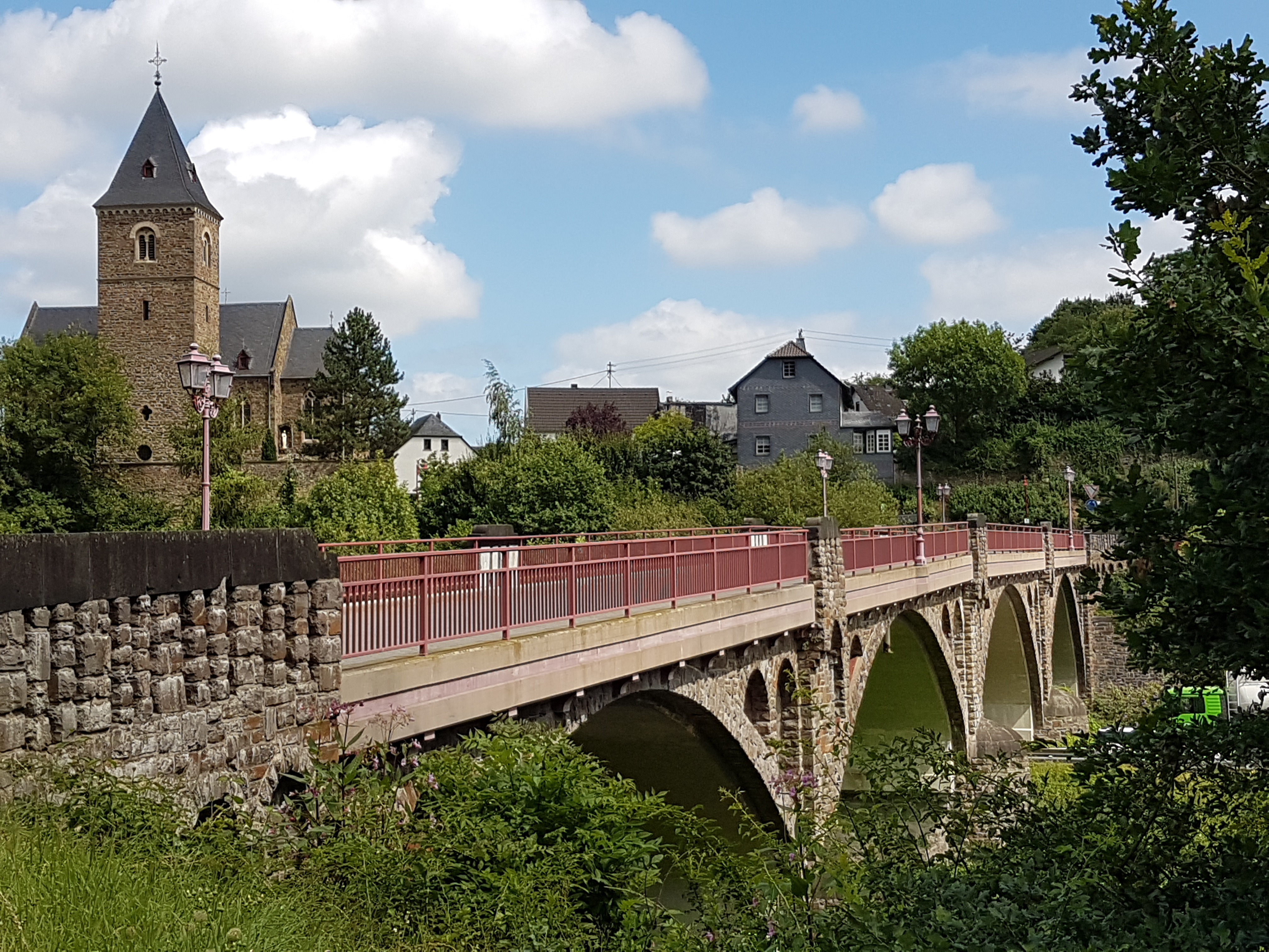 Brücke mit Kirche