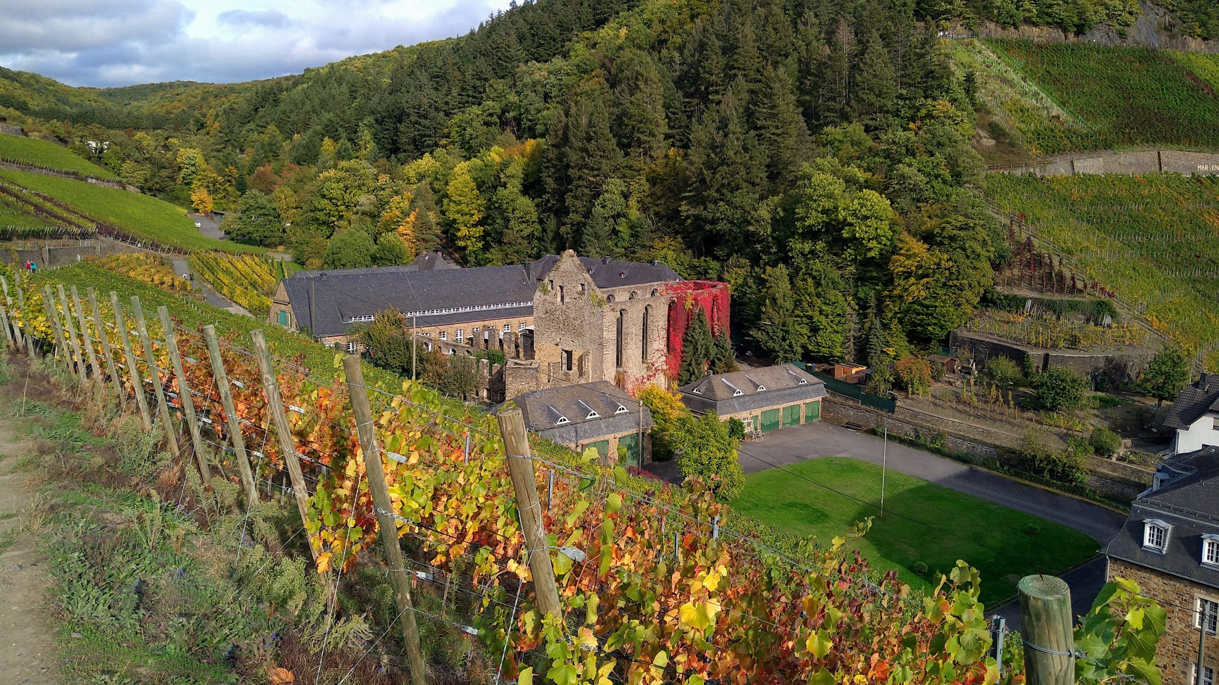 Weinberge und historische Bauten prägen die Verbandsgemeinde Altenahr entlang der Mittelahr. Weinberge und historische Bauten prägen die Verbandsgemeinde Altenahr entlang der Mittelahr.